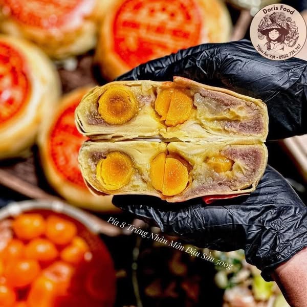 lớp da bánh pía thủ công, hòa quyện cùng với nhân bánh sầu riêng, đậu xanh, môn bởi công thức riêng đến từ các sư phụ với tay nghề lão luyện, tạo nên hương vị thơm ngon, đúng điệu.